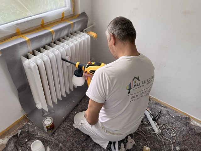 Striekanie rebrových radiátorov farbou Dulux Rapid Dry Satin 528608549