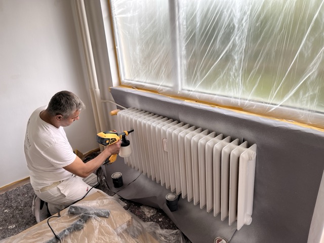 Striekanie rebrových radiátorov farbou Dulux Rapid Dry Satin 923462721