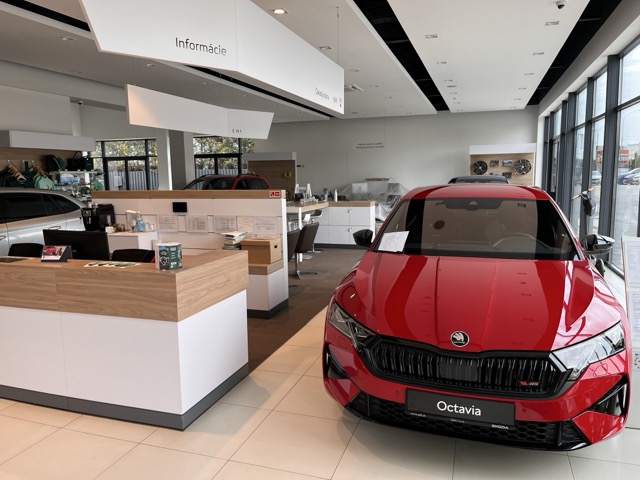 Maľba predajne QALT značky Škoda farbou Dulux Rapid Dry 1980194557