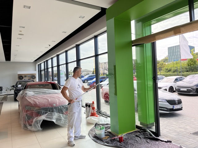 Maľba predajne QALT značky Škoda farbou Dulux Rapid Dry 388219483