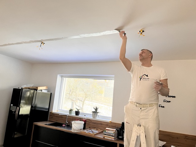 Maľba domu farbou Dulux super Mat pre nových majiteľov pred nasťahovaním 1100876278