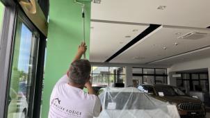 Maľba predajne QALT značky Škoda farbou Dulux Rapid Dry 611240004